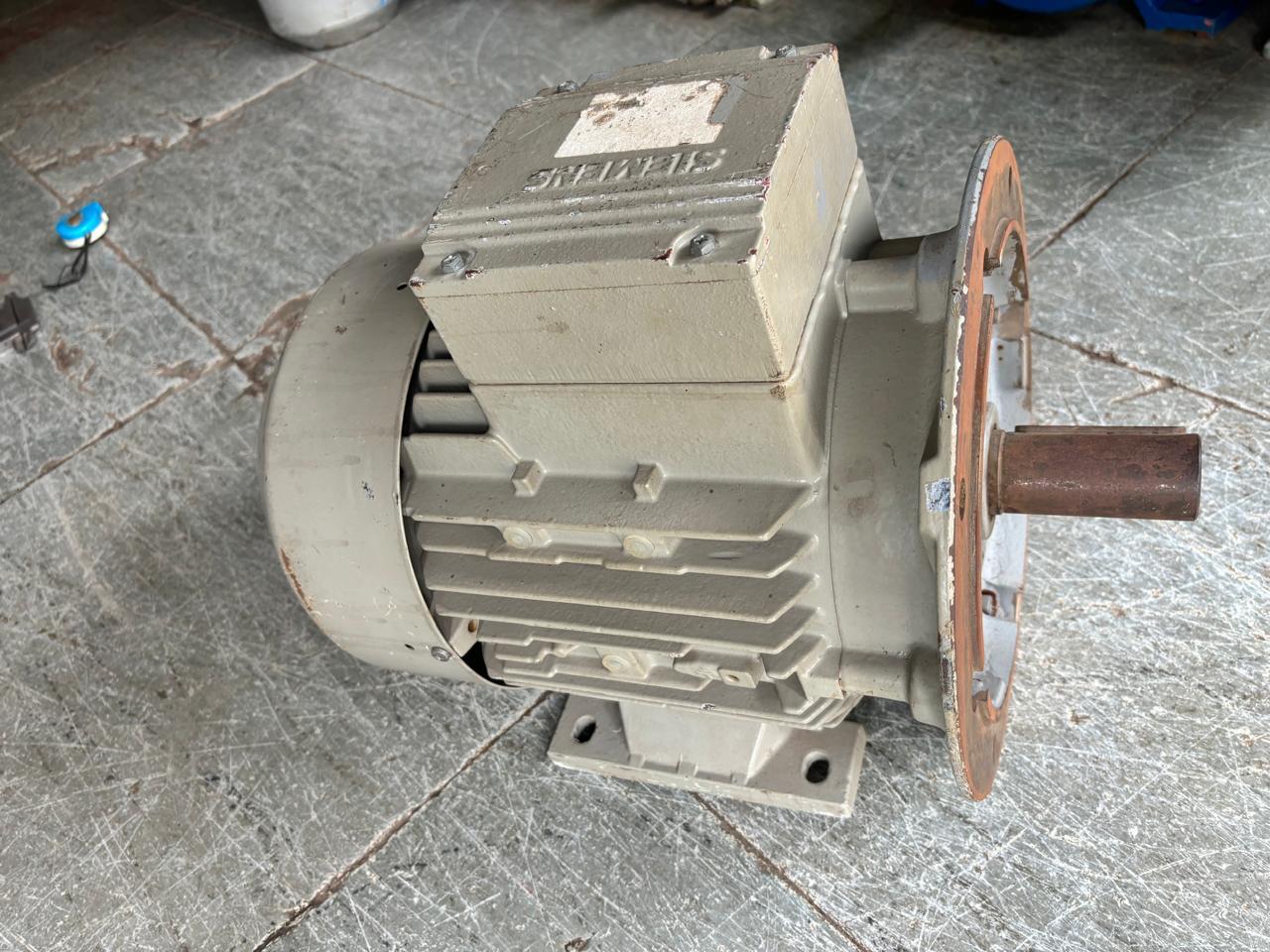 WhatsApp Image 2026-06-29 at 12.35.34 PM (1) SIEMENS - 1LA61304AA16 - INDUSTRIAL MOTOR - Image 1
